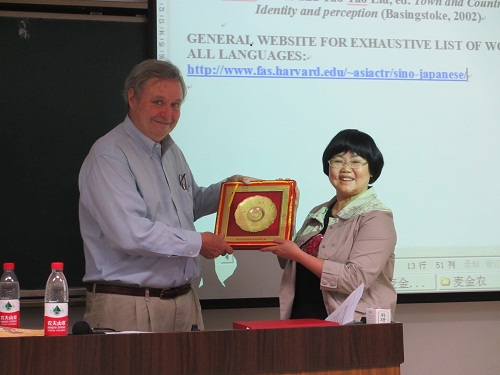 IMG_8180 日本色情片
副院长李德英教授向麦金农教授赠送礼品20120531川大研1-102.JPG