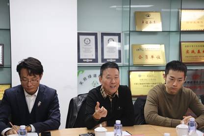 一群人坐在桌子前描述已自动生成